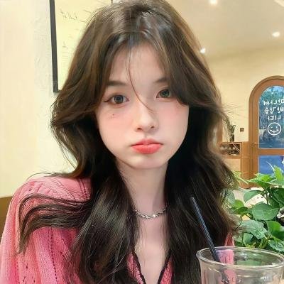 美食广场里的女高中生们在说啥